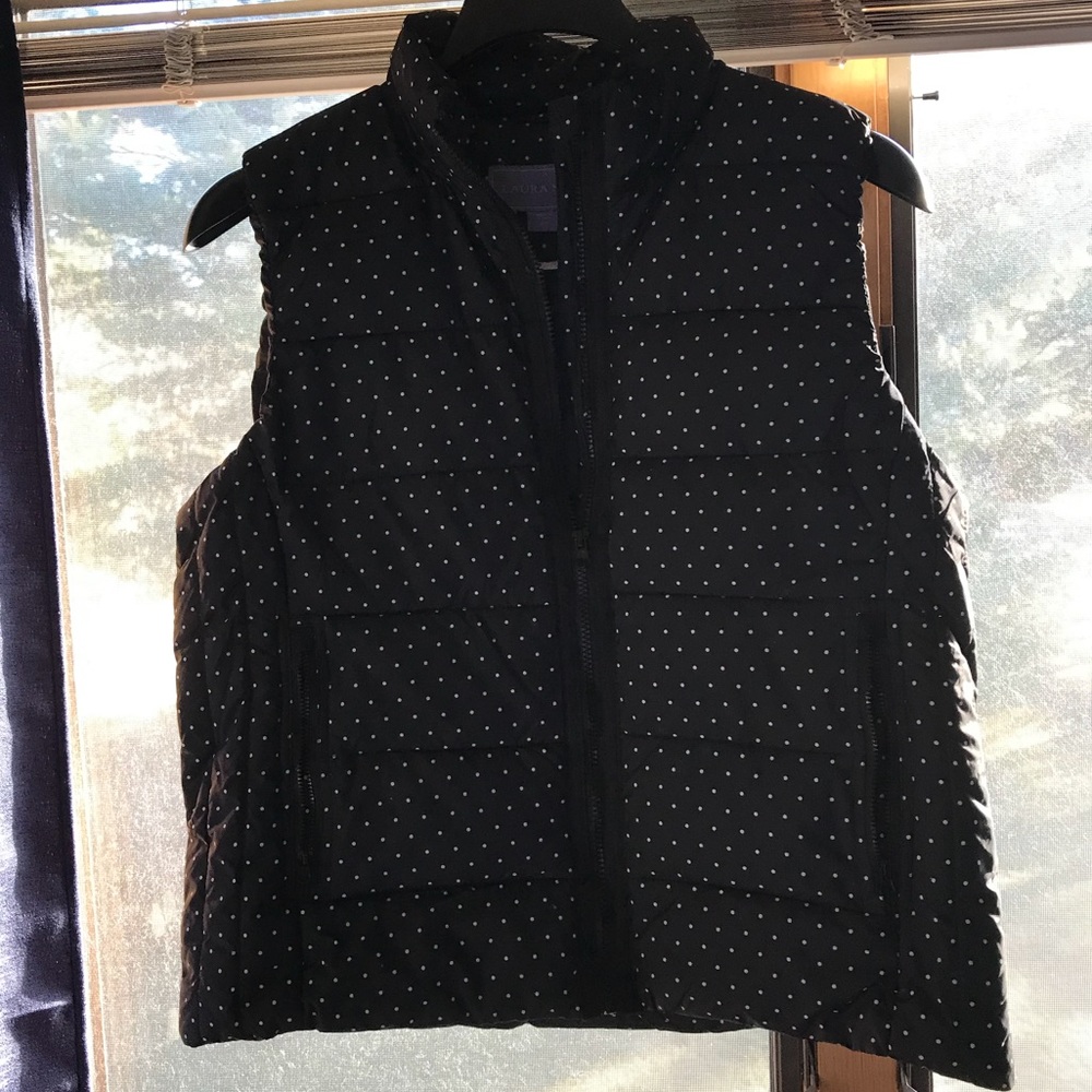 Women’s not so puffy black vest size Large